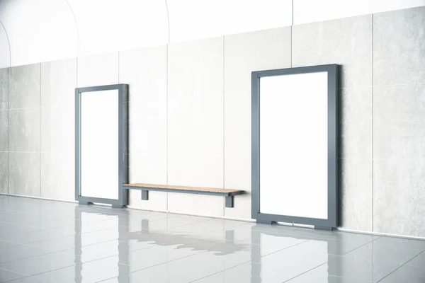 Banco de madeira entre outdoors em branco no corredor vazio com concreto — Fotografia de Stock