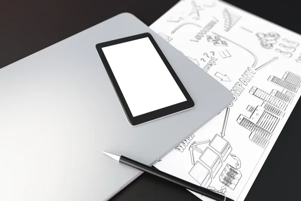Pantalla de tableta digital en blanco en el ordenador portátil, papel con esquema de negocio — Foto de Stock