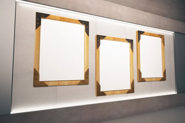 Порожні дерев'яні рамки для зображення на бежевій стіні у порожній кімнаті, сміється — стокове фото