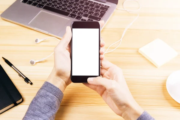 Meisje met mobiele telefoon met leeg scherm, laptop, hoofdtelefoons en p — Stockfoto