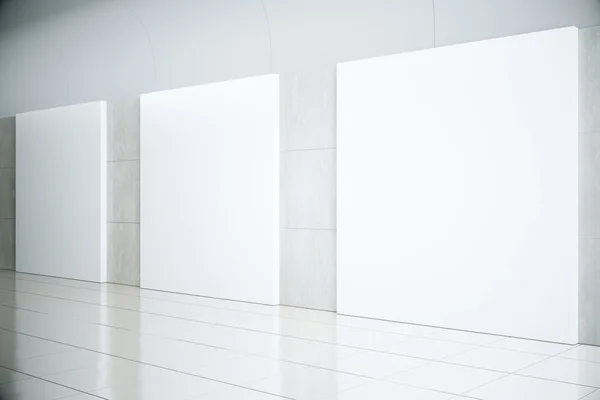 Carteles cuadrados en blanco en sala vacía, maqueta, 3D Render — Foto de Stock