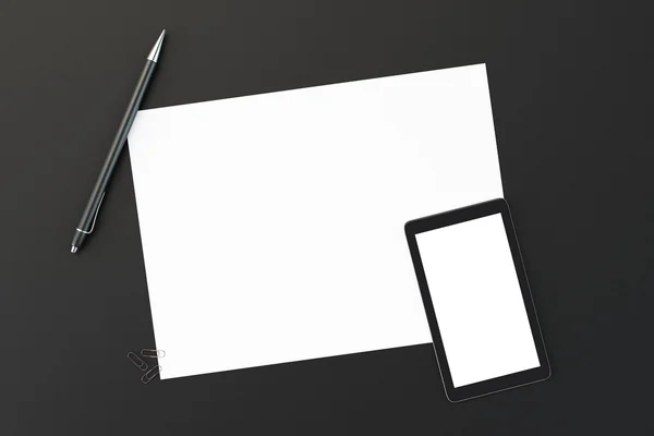 Papier blanc avec écran vierge pour smartphone et stylo sur table noire , — Photo