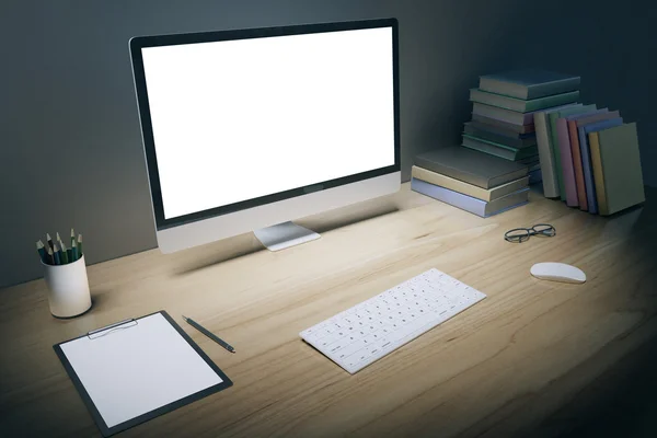 Чистый экран компьютера, книги и бумага на деревянном столе, макет — стоковое фото
