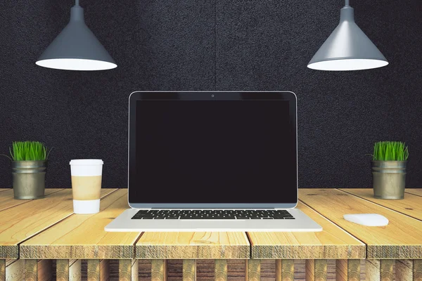 Ekran laptopa pusty papier filiżanki kawy na drewnianym stole, mo — Zdjęcie stockowe