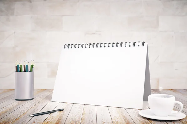 Blanko-Notizblock, Tasse Kaffee und Stift auf Holztisch, Attrappe — Stockfoto