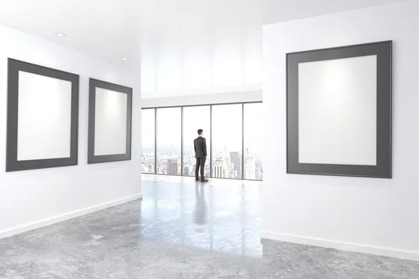 Leere Bilderrahmen an weißer Wand in leerem Loft-Raum und Geschäft — Stockfoto
