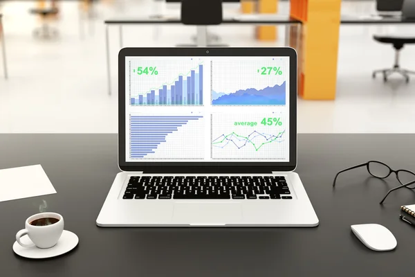 Фінансова статистика на екрані ноутбука на чорному столі з чашкою — стокове фото