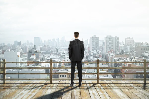 Vista de la ciudad y hombre de negocios — Foto de Stock