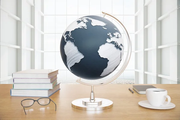 Globe och kaffe på skrivbordet — Stockfoto