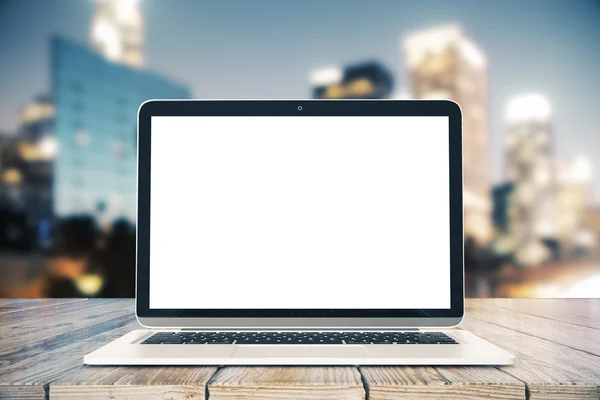 Área de trabalho com tela de laptop branco em branco e cidade noturna em segundo plano. Preparem-se, 3D Render — Fotografia de Stock