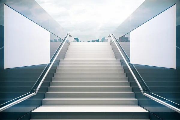 Białe schody z nudne niebo — Zdjęcie stockowe