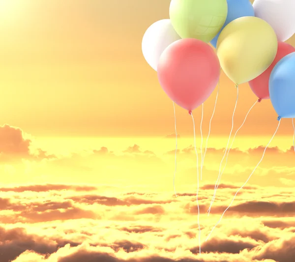 Πολύχρωμα μπαλόνια στον ουρανό κίτρινα — Φωτογραφία Αρχείου