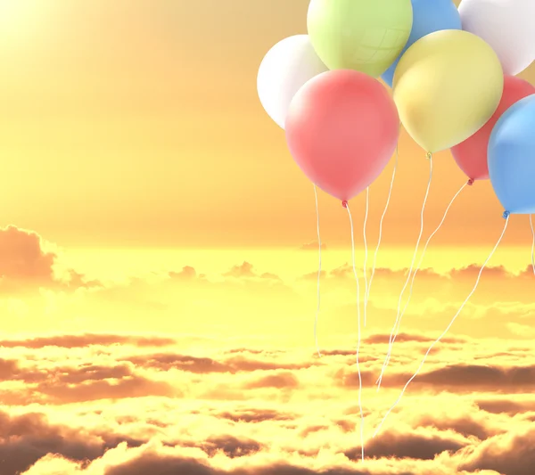 Palloncini colorati nel cielo giallo — Foto Stock