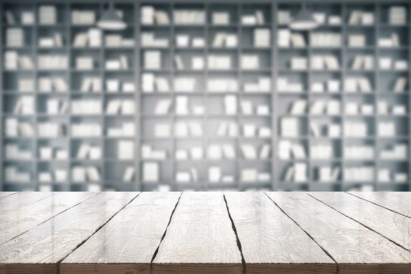 Leerer Holztisch mit Bücherregalen — Stockfoto