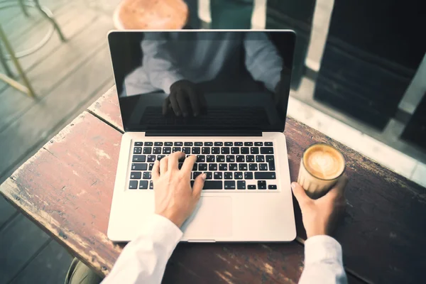 Menina trabalhando com laptop — Fotografia de Stock