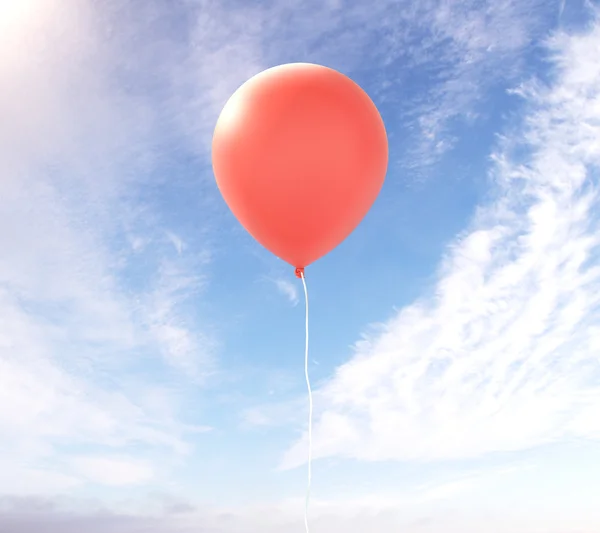 Balão vermelho no céu — Fotografia de Stock