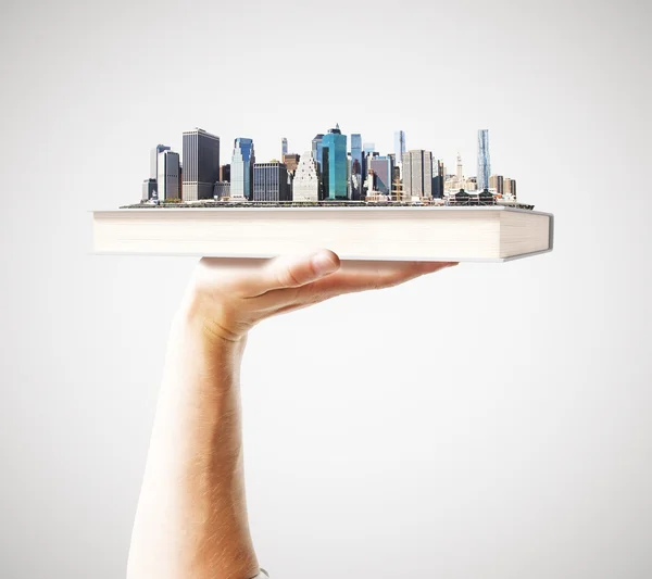 Libro de mano con ciudad — Foto de Stock