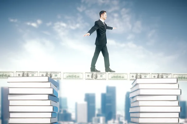 Biznesmen balansując na linii dolarów — Zdjęcie stockowe