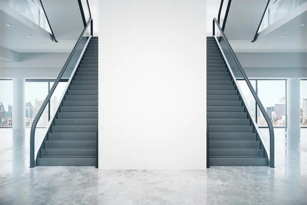 Mur blanc et escaliers — Photo