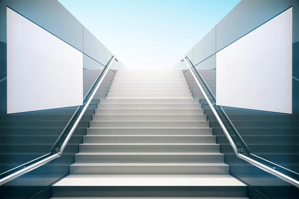 Leere weiße Treppe — Stockfoto