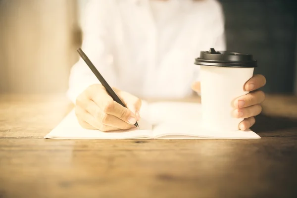 Girl writing in diary — Stock Photo, Image