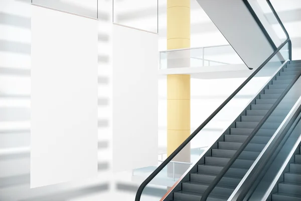 Weiße Plakate und Treppe — Stockfoto
