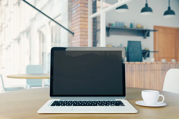 Lege laptop en koffie — Stockfoto
