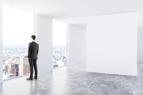 Intérieur avec tableau et homme d'affaires — Photo