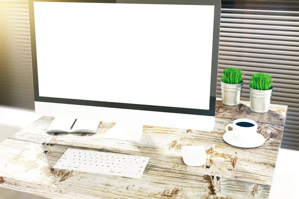 Designer desktop com tela de computador em branco — Fotografia de Stock