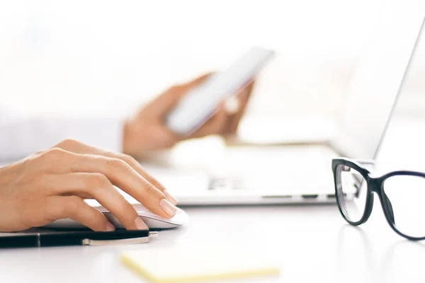 Vrouw op laptop — Stockfoto