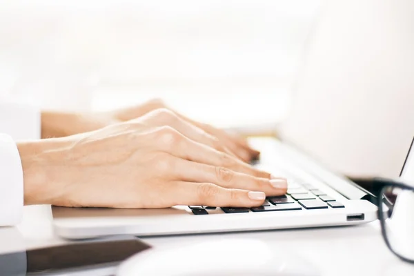 Female typing side — Stock Photo, Image