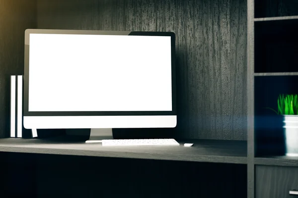 空白のコンピューター ディスプレイ棚 — ストック写真