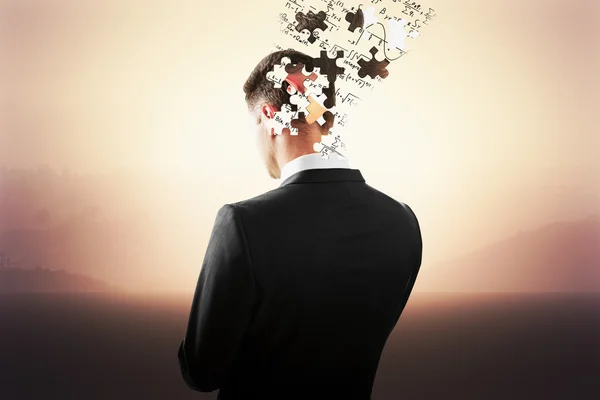 Kopf zerbricht in Puzzleteile — Stockfoto