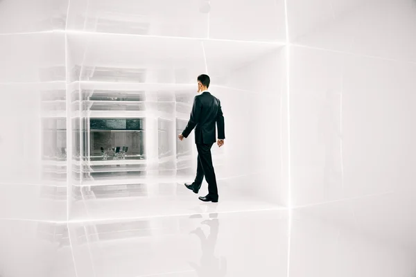 オフィスに歩くビジネスマン — ストック写真