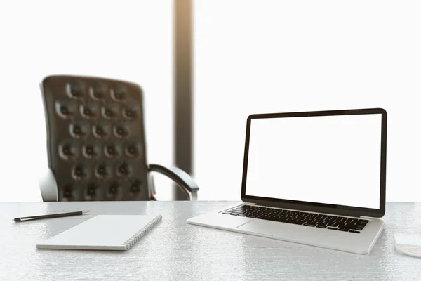 Escritorio de oficina con portátil en blanco, herramientas de oficina y silla. Maquillaje, renderizado 3D — Foto de Stock