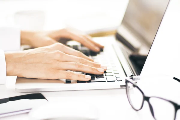 Zakenvrouw met laptop — Stockfoto