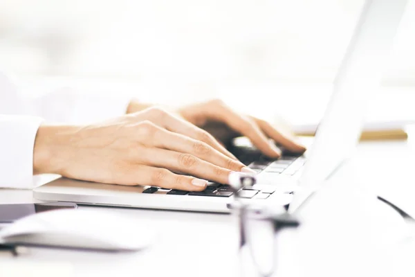 Mãos femininas keyboarding closeup — Fotografia de Stock