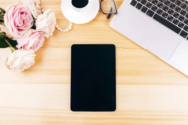 Lugar de trabajo de la mujer con tableta en blanco — Foto de Stock