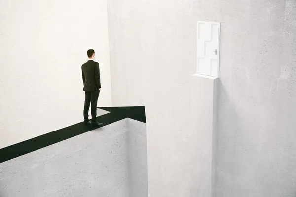 矢印 poiting ドアで上に立つビジネスマン — ストック写真