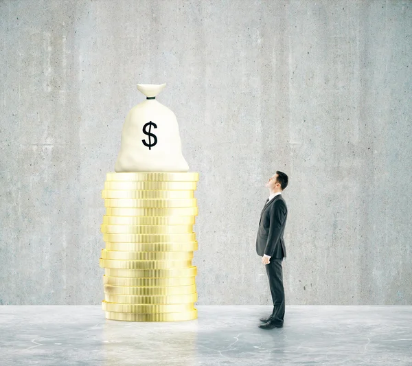 Hombre de negocios mirando bolsa de dinero — Foto de Stock