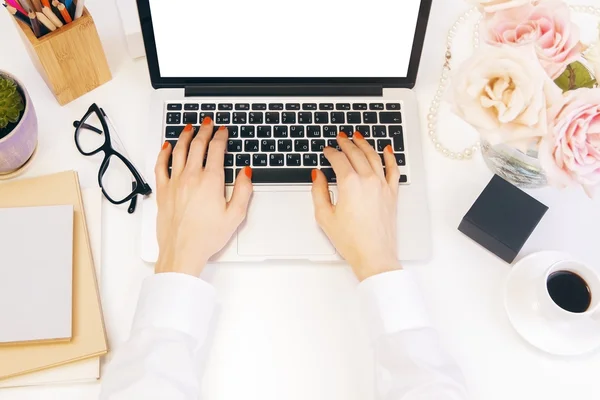 Manos usando el ordenador portátil con pantalla en blanco — Foto de Stock