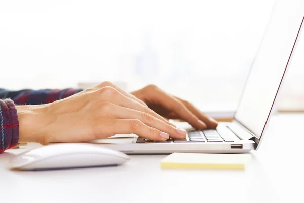 Vrouw met laptop kant — Stockfoto