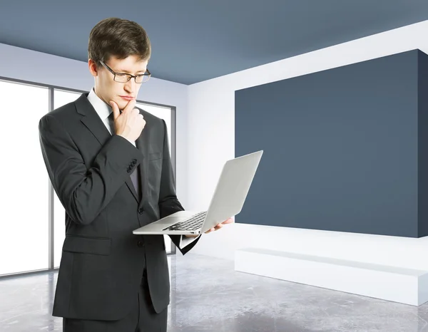 Nadenkende man met laptop — Stockfoto