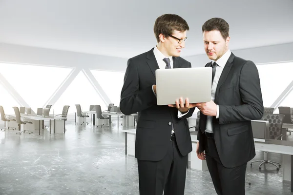 Empresarios discutiendo proyecto — Foto de Stock