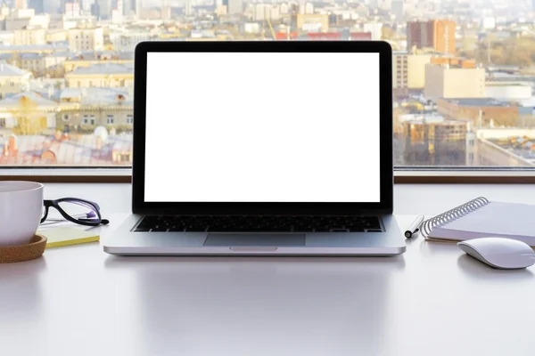 Closeup de tela de laptop branco em branco — Fotografia de Stock