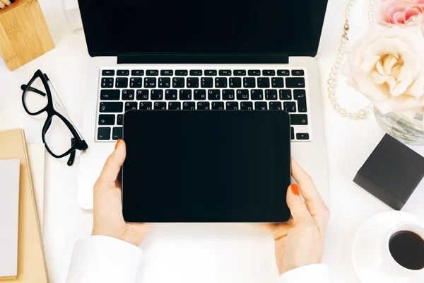 Hände mit Tablet — Stockfoto