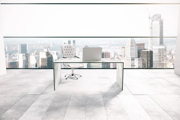 Büroeinrichtung mit Blick auf die Stadt — Stockfoto