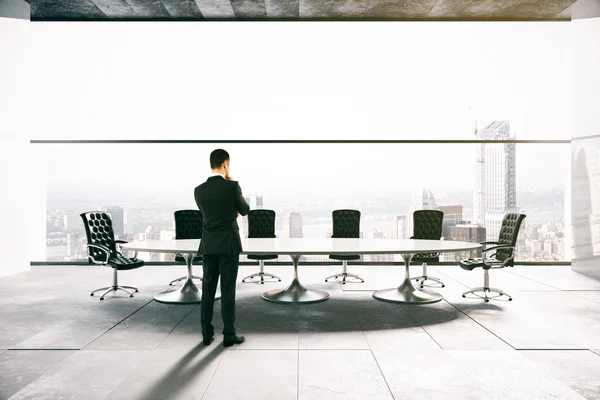 Homme réfléchi dans la salle de conférence — Photo