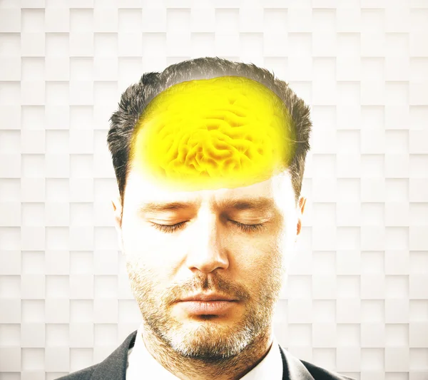 Καταιγισμός ιδεών έννοια με επιχειρηματία και αφηρημένη κίτρινο εγκεφάλου σε φόντο με σχέδια — Φωτογραφία Αρχείου