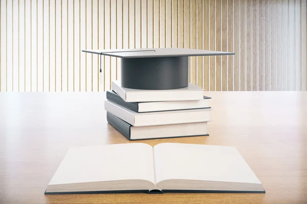 Avläggande av examen koncept med böcker och avläggande av examen cap trä skrivbord med plankor i bakgrunden. 3D-rendering — Stockfoto